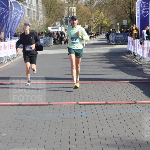 12.04.2026 - 45. Internationalen Wilhelmsburger Insellauf Strokosch-Dieckow http://msf.ph/oto/9455210 12.04.2026 10:30:53 Ziel 2317, 5841, 5236 meine-sportfotos.de