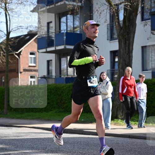 12.04.2026 - 45. Internationalen Wilhelmsburger Insellauf J. Mangold http://msf.ph/oto/9455212 12.04.2026 10:25:02 Ziel 3558, 4495, 5415, 5569, 3321, 5502, 3812, 3812, 3578 meine-sportfotos.de
