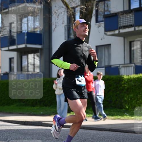 12.04.2026 - 45. Internationalen Wilhelmsburger Insellauf J. Mangold http://msf.ph/oto/9455215 12.04.2026 10:25:02 Ziel 3558, 4495, 5415, 5569, 3321, 5502, 3812, 3812, 3578 meine-sportfotos.de