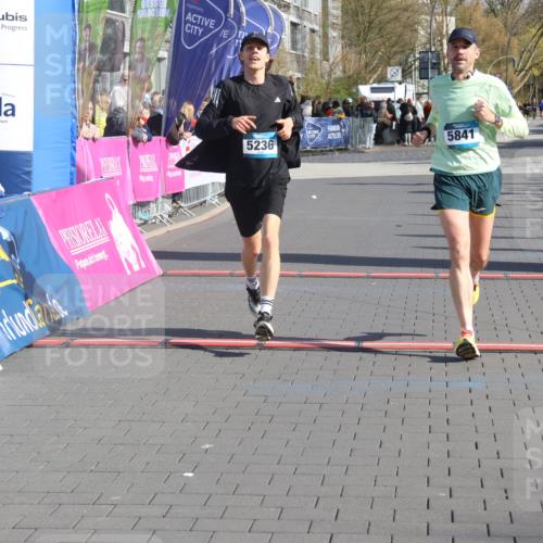 12.04.2026 - 45. Internationalen Wilhelmsburger Insellauf Strokosch-Dieckow http://msf.ph/oto/9455228 12.04.2026 10:30:54 Ziel 2317, 5841, 5236 meine-sportfotos.de