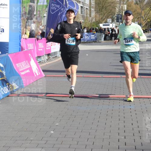 12.04.2026 - 45. Internationalen Wilhelmsburger Insellauf Strokosch-Dieckow http://msf.ph/oto/9455237 12.04.2026 10:30:54 Ziel 2317, 5841, 5236 meine-sportfotos.de