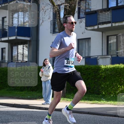 12.04.2026 - 45. Internationalen Wilhelmsburger Insellauf J. Mangold http://msf.ph/oto/9455259 12.04.2026 10:25:21 Ziel 3321, 5502, 3812, 3578, 5767, 5707, 4175, 4460, 2382 meine-sportfotos.de