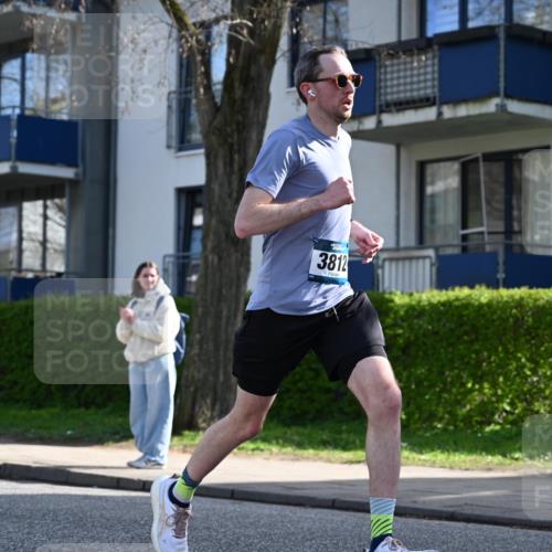 12.04.2026 - 45. Internationalen Wilhelmsburger Insellauf J. Mangold http://msf.ph/oto/9455260 12.04.2026 10:25:21 Ziel 3321, 5502, 3812, 3578, 5767, 5707, 4175, 4460, 2382 meine-sportfotos.de