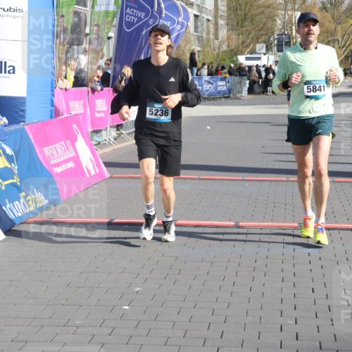 12.04.2026 - 45. Internationalen Wilhelmsburger Insellauf Strokosch-Dieckow http://msf.ph/oto/9455261 12.04.2026 10:30:55 Ziel 5841, 5236, 4713 meine-sportfotos.de