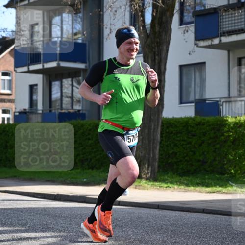 12.04.2026 - 45. Internationalen Wilhelmsburger Insellauf J. Mangold http://msf.ph/oto/9455265 12.04.2026 10:25:46 Ziel 3578, 5767, 5707, 4175, 4460, 2382, 3487, 3487, 5708, 4621, 4061, 3368, 4572 meine-sportfotos.de
