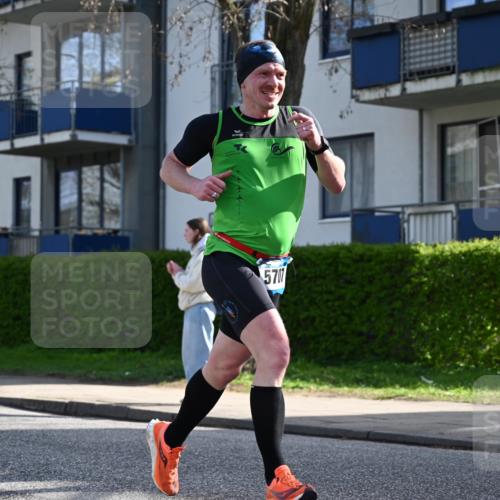 12.04.2026 - 45. Internationalen Wilhelmsburger Insellauf J. Mangold http://msf.ph/oto/9455267 12.04.2026 10:25:46 Ziel 3578, 5767, 5707, 4175, 4460, 2382, 3487, 3487, 5708, 4621, 4061, 3368, 4572 meine-sportfotos.de