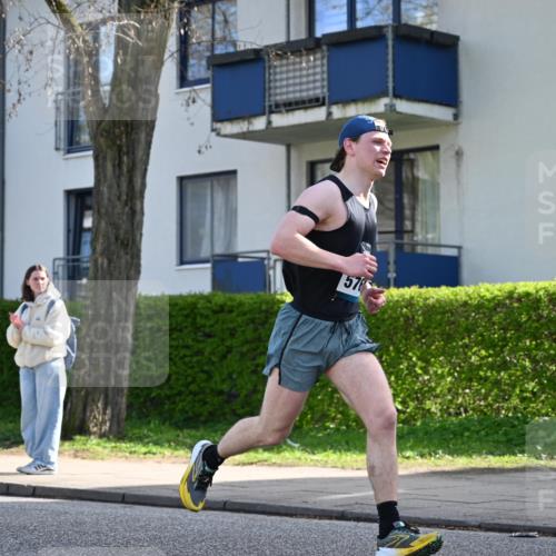 12.04.2026 - 45. Internationalen Wilhelmsburger Insellauf J. Mangold http://msf.ph/oto/9455286 12.04.2026 10:25:48 Ziel 3578, 5767, 5707, 4175, 4460, 2382, 3487, 5708, 4621, 4621, 4061, 3368, 4572, 5742, 4225, 3752, 3047 meine-sportfotos.de