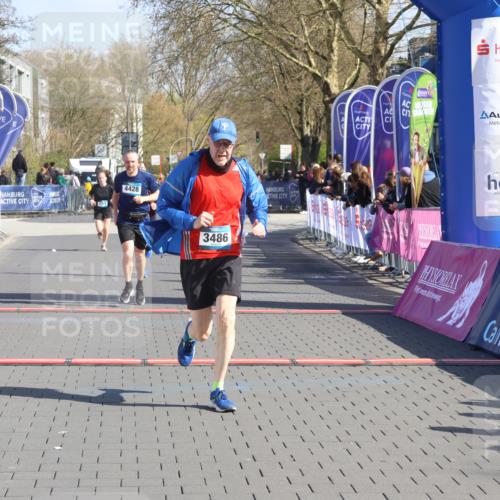 12.04.2026 - 45. Internationalen Wilhelmsburger Insellauf Strokosch-Dieckow http://msf.ph/oto/9455330 12.04.2026 10:43:58 Ziel 3486, 4428, 3022 meine-sportfotos.de