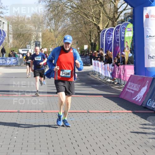 12.04.2026 - 45. Internationalen Wilhelmsburger Insellauf Strokosch-Dieckow http://msf.ph/oto/9455342 12.04.2026 10:43:58 Ziel 3486, 4428, 3022 meine-sportfotos.de
