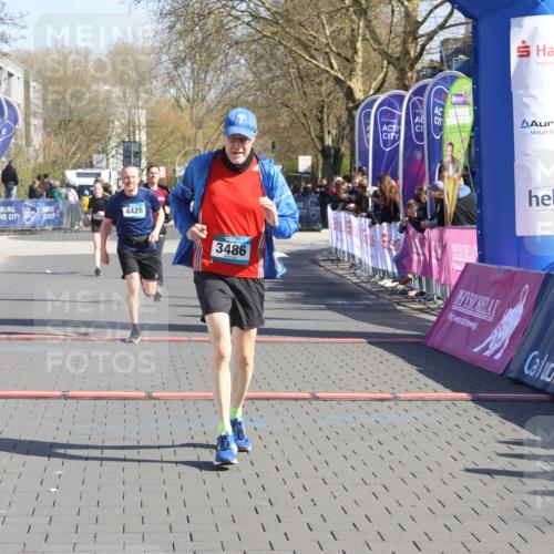 12.04.2026 - 45. Internationalen Wilhelmsburger Insellauf Strokosch-Dieckow http://msf.ph/oto/9455348 12.04.2026 10:43:58 Ziel 3486, 4428, 3022 meine-sportfotos.de