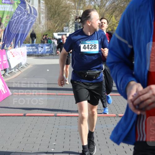 12.04.2026 - 45. Internationalen Wilhelmsburger Insellauf Strokosch-Dieckow http://msf.ph/oto/9455359 12.04.2026 10:44:00 Ziel 3486, 4428, 3022, 4349 meine-sportfotos.de