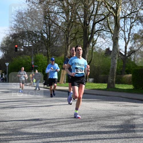 12.04.2026 - 45. Internationalen Wilhelmsburger Insellauf J. Mangold http://msf.ph/oto/9455407 12.04.2026 10:26:26 Ziel 4061, 3368, 4572, 5742, 4225, 3752, 3047, 2160, 4673, 5344, 4941, 5503, 5055 meine-sportfotos.de