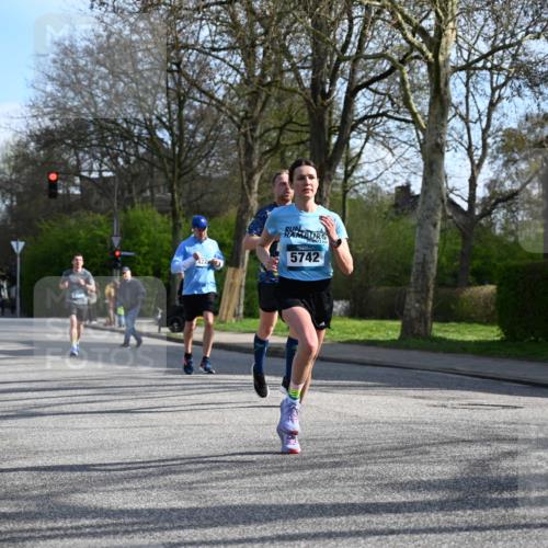 12.04.2026 - 45. Internationalen Wilhelmsburger Insellauf J. Mangold http://msf.ph/oto/9455408 12.04.2026 10:26:26 Ziel 4061, 3368, 4572, 5742, 4225, 3752, 3047, 2160, 4673, 5344, 4941, 5503, 5055 meine-sportfotos.de