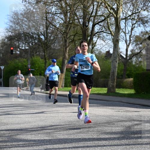 12.04.2026 - 45. Internationalen Wilhelmsburger Insellauf J. Mangold http://msf.ph/oto/9455409 12.04.2026 10:26:27 Ziel 3368, 4572, 5742, 4225, 3752, 3047, 2160, 4673, 4673, 5344, 4941, 4941, 5503, 5055 meine-sportfotos.de
