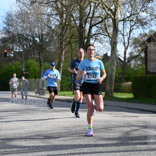12.04.2026 - 45. Internationalen Wilhelmsburger Insellauf J. Mangold http://msf.ph/oto/9455413 12.04.2026 10:26:27 Ziel 3368, 4572, 5742, 4225, 3752, 3047, 2160, 4673, 4673, 5344, 4941, 4941, 5503, 5055 meine-sportfotos.de