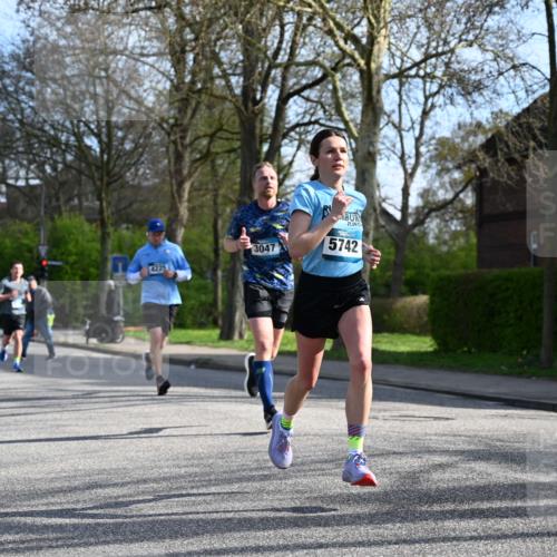 12.04.2026 - 45. Internationalen Wilhelmsburger Insellauf J. Mangold http://msf.ph/oto/9455415 12.04.2026 10:26:27 Ziel 3368, 4572, 5742, 4225, 3752, 3047, 2160, 4673, 4673, 5344, 4941, 4941, 5503, 5055 meine-sportfotos.de