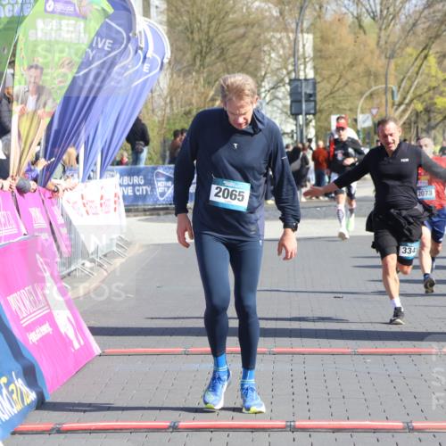 12.04.2026 - 45. Internationalen Wilhelmsburger Insellauf Strokosch-Dieckow http://msf.ph/oto/9455419 12.04.2026 10:44:15 Ziel 2065, 3345, 2073 meine-sportfotos.de