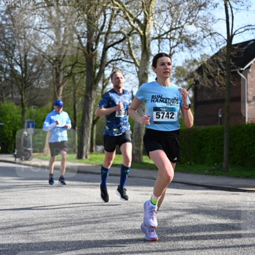 12.04.2026 - 45. Internationalen Wilhelmsburger Insellauf J. Mangold http://msf.ph/oto/9455420 12.04.2026 10:26:27 Ziel 3368, 4572, 5742, 4225, 3752, 3047, 2160, 4673, 4673, 5344, 4941, 4941, 5503, 5055 meine-sportfotos.de