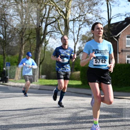 12.04.2026 - 45. Internationalen Wilhelmsburger Insellauf J. Mangold http://msf.ph/oto/9455423 12.04.2026 10:26:27 Ziel 3368, 4572, 5742, 4225, 3752, 3047, 2160, 4673, 4673, 5344, 4941, 4941, 5503, 5055 meine-sportfotos.de