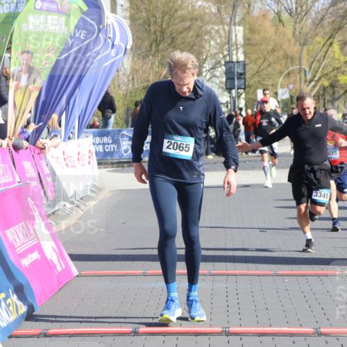 12.04.2026 - 45. Internationalen Wilhelmsburger Insellauf Strokosch-Dieckow http://msf.ph/oto/9455425 12.04.2026 10:44:15 Ziel 2065, 3345, 2073 meine-sportfotos.de