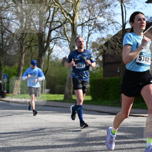 12.04.2026 - 45. Internationalen Wilhelmsburger Insellauf J. Mangold http://msf.ph/oto/9455427 12.04.2026 10:26:28 Ziel 3368, 4572, 5742, 4225, 3752, 3047, 2160, 4673, 5344, 4941, 5503, 5055, 5301 meine-sportfotos.de