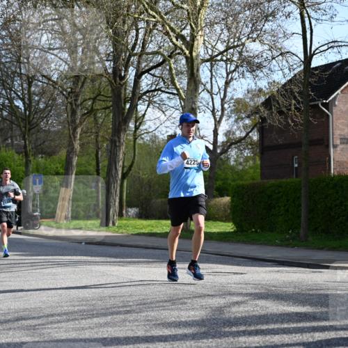 12.04.2026 - 45. Internationalen Wilhelmsburger Insellauf J. Mangold http://msf.ph/oto/9455434 12.04.2026 10:26:28 Ziel 3368, 4572, 5742, 4225, 3752, 3047, 2160, 4673, 5344, 4941, 5503, 5055, 5301 meine-sportfotos.de