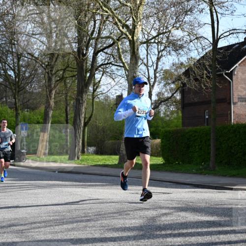 12.04.2026 - 45. Internationalen Wilhelmsburger Insellauf J. Mangold http://msf.ph/oto/9455435 12.04.2026 10:26:29 Ziel 3368, 4572, 5742, 4225, 3752, 3047, 2160, 4673, 5344, 4941, 5503, 5055, 5301 meine-sportfotos.de