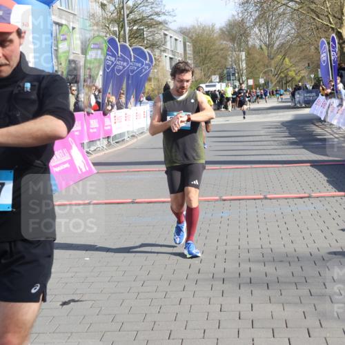 12.04.2026 - 45. Internationalen Wilhelmsburger Insellauf Strokosch-Dieckow http://msf.ph/oto/9455438 12.04.2026 10:31:15 Ziel 4787, 3095, 3016 meine-sportfotos.de