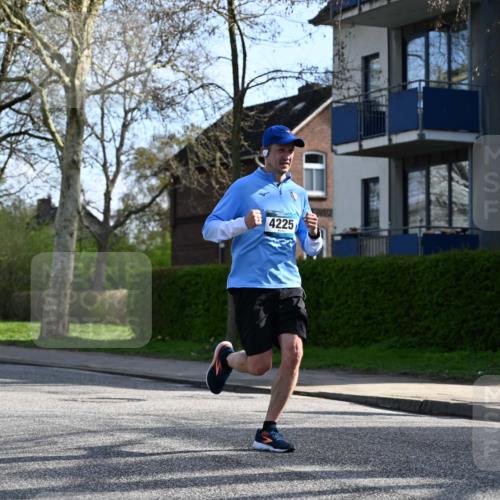 12.04.2026 - 45. Internationalen Wilhelmsburger Insellauf J. Mangold http://msf.ph/oto/9455450 12.04.2026 10:26:29 Ziel 3368, 4572, 5742, 4225, 3752, 3047, 2160, 4673, 5344, 4941, 5503, 5055, 5301 meine-sportfotos.de