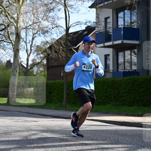 12.04.2026 - 45. Internationalen Wilhelmsburger Insellauf J. Mangold http://msf.ph/oto/9455451 12.04.2026 10:26:29 Ziel 3368, 4572, 5742, 4225, 3752, 3047, 2160, 4673, 5344, 4941, 5503, 5055, 5301 meine-sportfotos.de