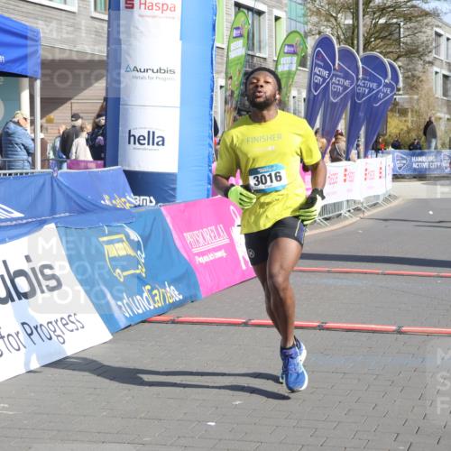 12.04.2026 - 45. Internationalen Wilhelmsburger Insellauf Strokosch-Dieckow http://msf.ph/oto/9455453 12.04.2026 10:31:18 Ziel 3016, 2831, 5811 meine-sportfotos.de