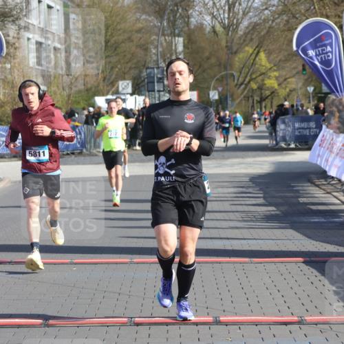 12.04.2026 - 45. Internationalen Wilhelmsburger Insellauf Strokosch-Dieckow http://msf.ph/oto/9455501 12.04.2026 10:31:21 Ziel 3016, 2831, 5811 meine-sportfotos.de