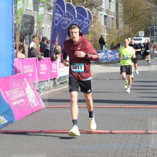 12.04.2026 - 45. Internationalen Wilhelmsburger Insellauf Strokosch-Dieckow http://msf.ph/oto/9455525 12.04.2026 10:31:23 Ziel 2831, 5811, 2325 meine-sportfotos.de