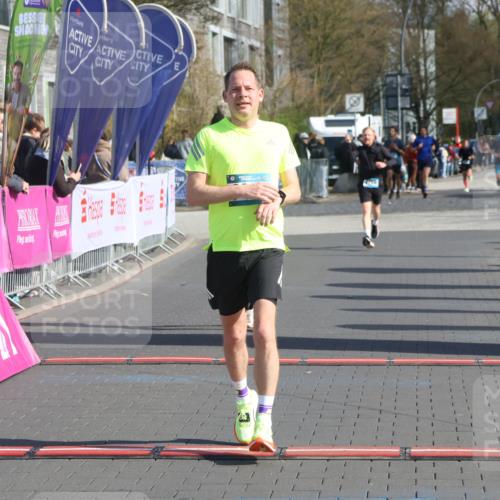 12.04.2026 - 45. Internationalen Wilhelmsburger Insellauf Strokosch-Dieckow http://msf.ph/oto/9455530 12.04.2026 10:31:26 Ziel 5811, 2325, 5661 meine-sportfotos.de