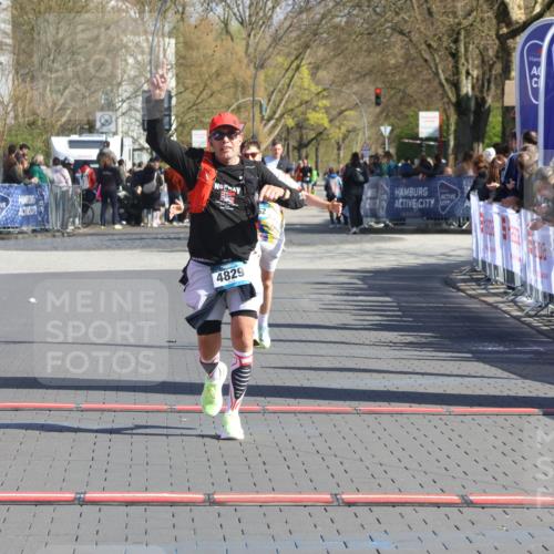12.04.2026 - 45. Internationalen Wilhelmsburger Insellauf Strokosch-Dieckow http://msf.ph/oto/9455536 12.04.2026 10:44:22 Ziel 2073, 4829, 4062 meine-sportfotos.de