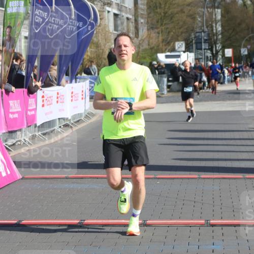 12.04.2026 - 45. Internationalen Wilhelmsburger Insellauf Strokosch-Dieckow http://msf.ph/oto/9455546 12.04.2026 10:31:26 Ziel 5811, 2325, 5661 meine-sportfotos.de