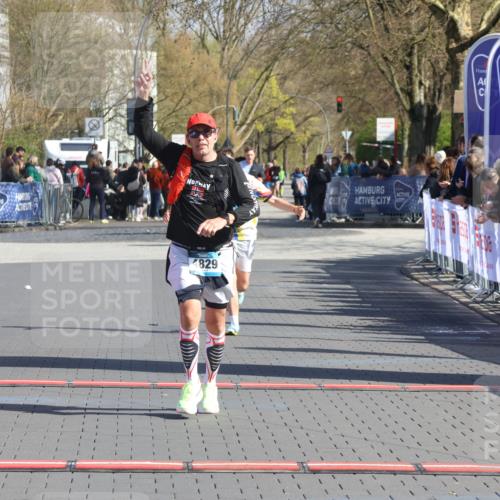 12.04.2026 - 45. Internationalen Wilhelmsburger Insellauf Strokosch-Dieckow http://msf.ph/oto/9455548 12.04.2026 10:44:22 Ziel 2073, 4829, 4062 meine-sportfotos.de