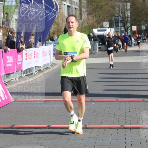 12.04.2026 - 45. Internationalen Wilhelmsburger Insellauf Strokosch-Dieckow http://msf.ph/oto/9455552 12.04.2026 10:31:26 Ziel 5811, 2325, 5661 meine-sportfotos.de