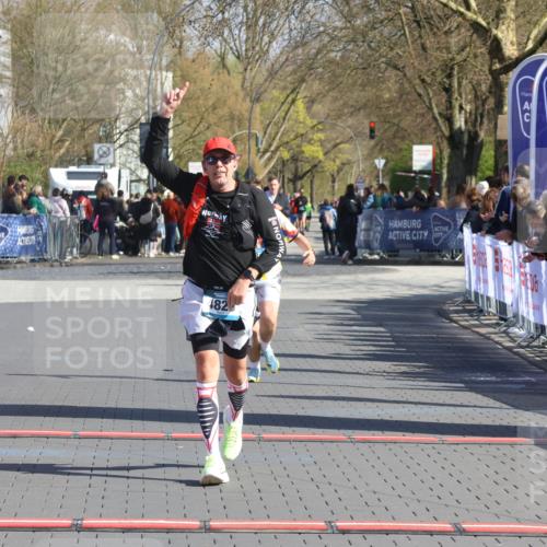 12.04.2026 - 45. Internationalen Wilhelmsburger Insellauf Strokosch-Dieckow http://msf.ph/oto/9455563 12.04.2026 10:44:23 Ziel 2073, 4829, 4062 meine-sportfotos.de