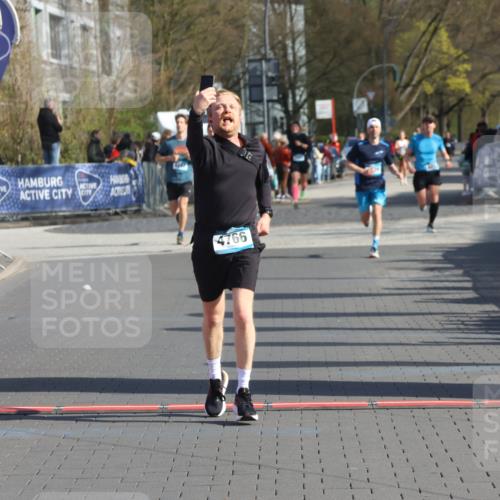 12.04.2026 - 45. Internationalen Wilhelmsburger Insellauf Strokosch-Dieckow http://msf.ph/oto/9455576 12.04.2026 10:31:31 Ziel 5661, 4766 meine-sportfotos.de
