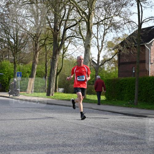 12.04.2026 - 45. Internationalen Wilhelmsburger Insellauf J. Mangold http://msf.ph/oto/9455577 12.04.2026 10:27:12 Ziel 5055, 5301, 2994, 5685, 4528, 3815, 5440, 5279, 2659, 5645, 5585, 2181, 4580, 2213 meine-sportfotos.de