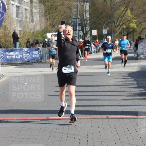 12.04.2026 - 45. Internationalen Wilhelmsburger Insellauf Strokosch-Dieckow http://msf.ph/oto/9455583 12.04.2026 10:31:31 Ziel 5661, 4766 meine-sportfotos.de