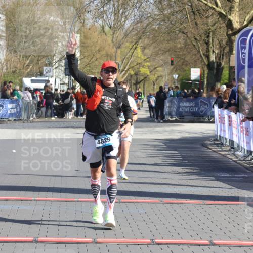 12.04.2026 - 45. Internationalen Wilhelmsburger Insellauf Strokosch-Dieckow http://msf.ph/oto/9455586 12.04.2026 10:44:23 Ziel 2073, 4829, 4062 meine-sportfotos.de