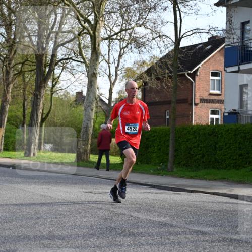 12.04.2026 - 45. Internationalen Wilhelmsburger Insellauf J. Mangold http://msf.ph/oto/9455587 12.04.2026 10:27:12 Ziel 5055, 5301, 2994, 5685, 4528, 3815, 5440, 5279, 2659, 5645, 5585, 2181, 4580, 2213 meine-sportfotos.de