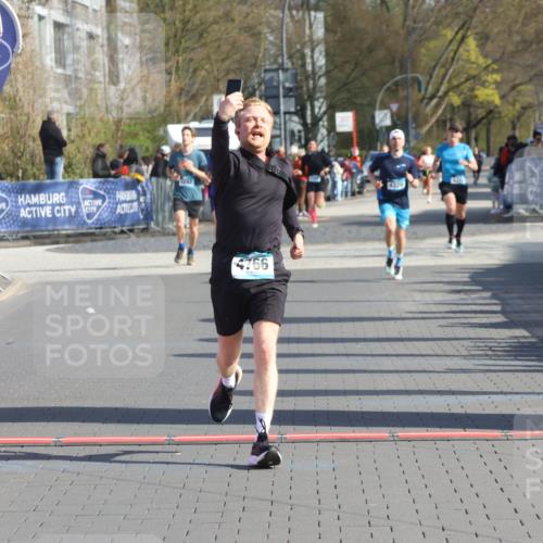 12.04.2026 - 45. Internationalen Wilhelmsburger Insellauf Strokosch-Dieckow http://msf.ph/oto/9455590 12.04.2026 10:31:31 Ziel 5661, 4766 meine-sportfotos.de