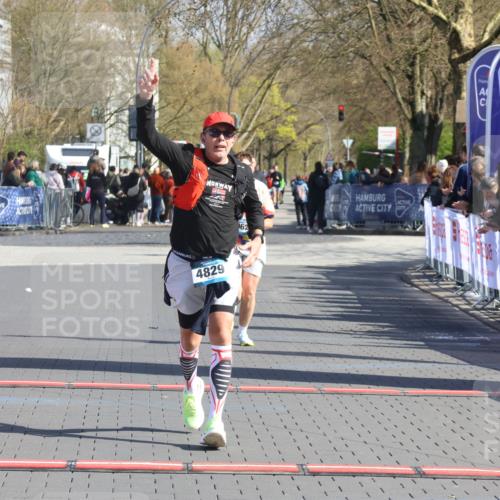 12.04.2026 - 45. Internationalen Wilhelmsburger Insellauf Strokosch-Dieckow http://msf.ph/oto/9455593 12.04.2026 10:44:23 Ziel 2073, 4829, 4062 meine-sportfotos.de