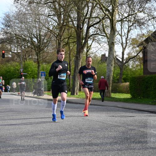 12.04.2026 - 45. Internationalen Wilhelmsburger Insellauf J. Mangold http://msf.ph/oto/9455594 12.04.2026 10:27:15 Ziel 5055, 5301, 2994, 5685, 4528, 3815, 5440, 5279, 2659, 5645, 5585, 2181, 4580, 2213 meine-sportfotos.de