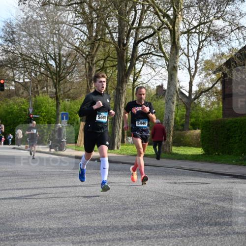 12.04.2026 - 45. Internationalen Wilhelmsburger Insellauf J. Mangold http://msf.ph/oto/9455595 12.04.2026 10:27:15 Ziel 5055, 5301, 2994, 5685, 4528, 3815, 5440, 5279, 2659, 5645, 5585, 2181, 4580, 2213 meine-sportfotos.de