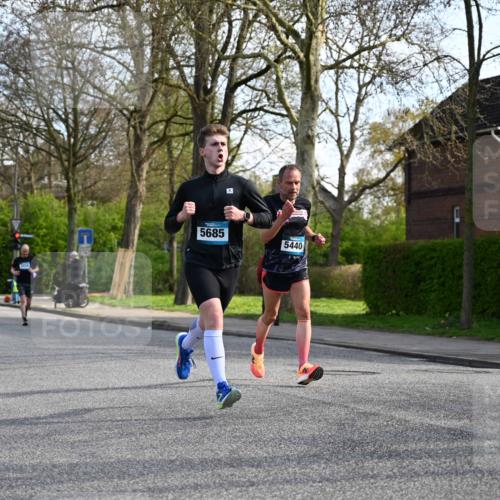 12.04.2026 - 45. Internationalen Wilhelmsburger Insellauf J. Mangold http://msf.ph/oto/9455597 12.04.2026 10:27:16 Ziel 5301, 2994, 5685, 4528, 3815, 5440, 5279, 2659, 5645, 5585, 2181, 4580, 2213 meine-sportfotos.de
