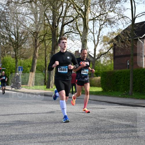 12.04.2026 - 45. Internationalen Wilhelmsburger Insellauf J. Mangold http://msf.ph/oto/9455598 12.04.2026 10:27:16 Ziel 5301, 2994, 5685, 4528, 3815, 5440, 5279, 2659, 5645, 5585, 2181, 4580, 2213 meine-sportfotos.de